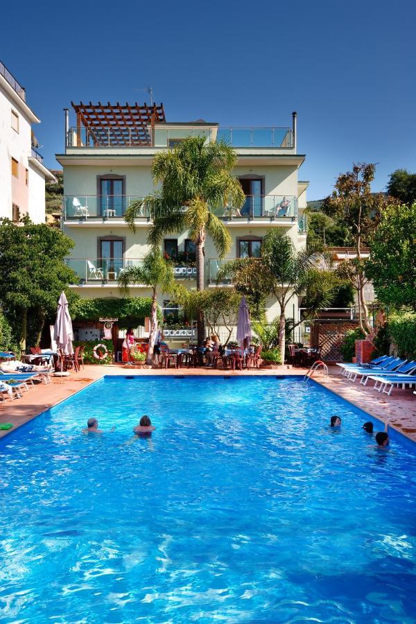 Sorrento Comfort Rooms Con Piscina Luaran gambar