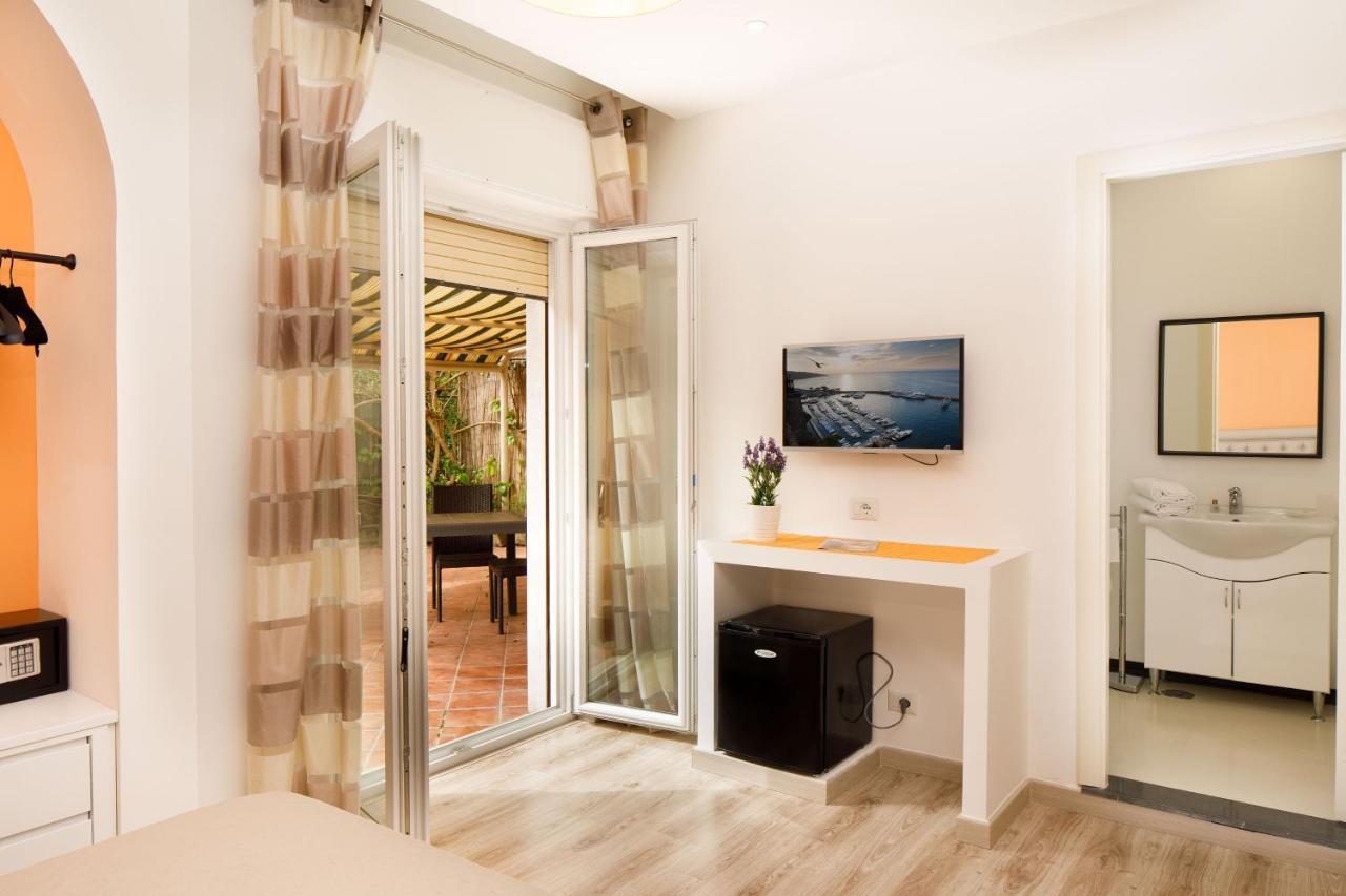 Sorrento Comfort Rooms Con Piscina Luaran gambar